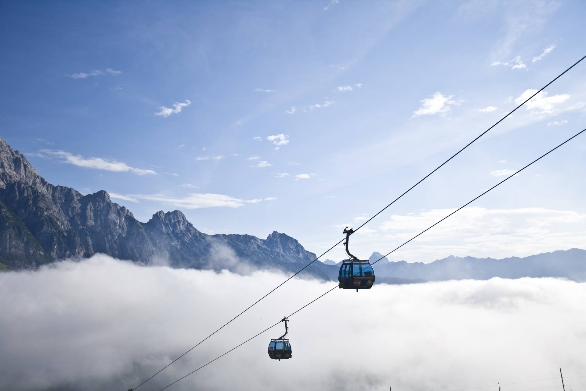 Bergbahn fährt über Wolkendecke