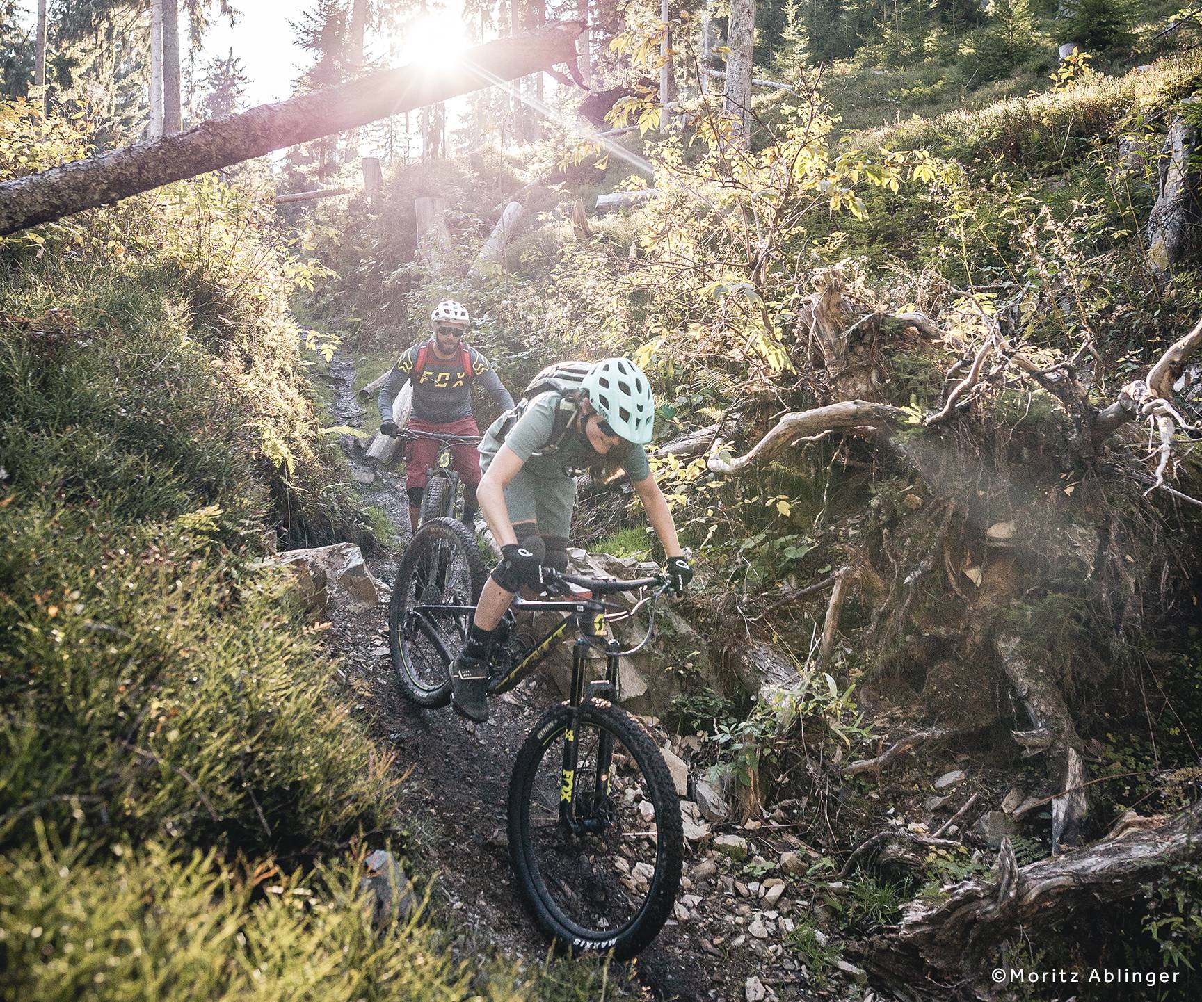 Bergbahn fährt über Wolkendecke