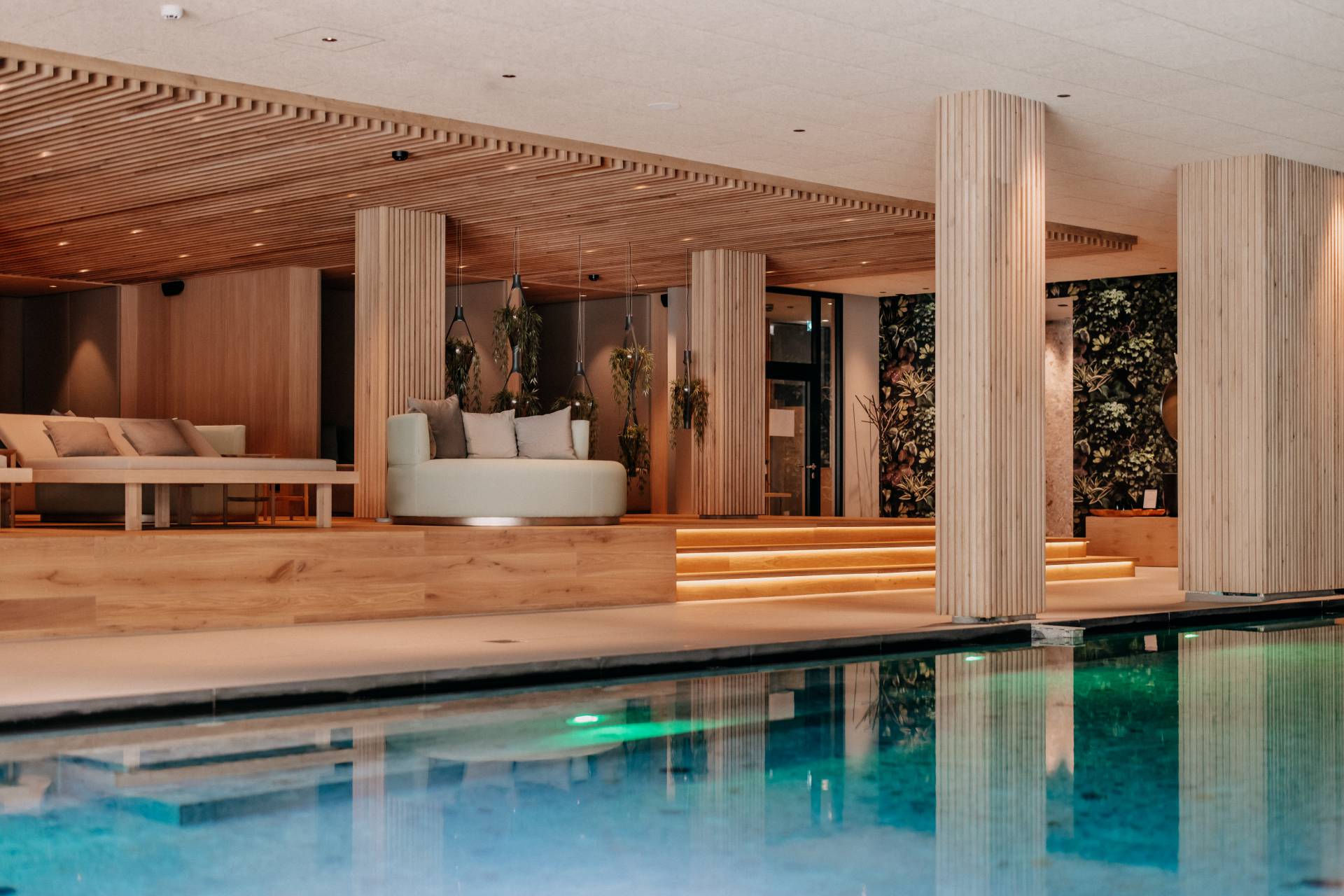 Ruheliegen und Indoorpool für Familien