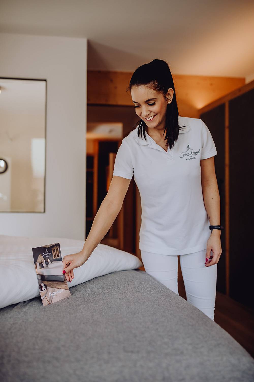 Mitarbeiterin des Housekeepings im Naturhotel Forsthofgut