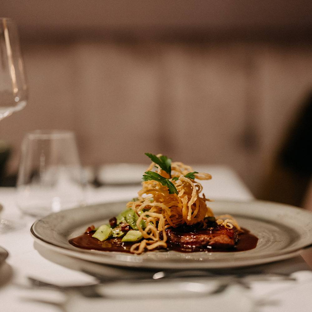 Mitarbeiterin des Housekeepings im Naturhotel Forsthofgut