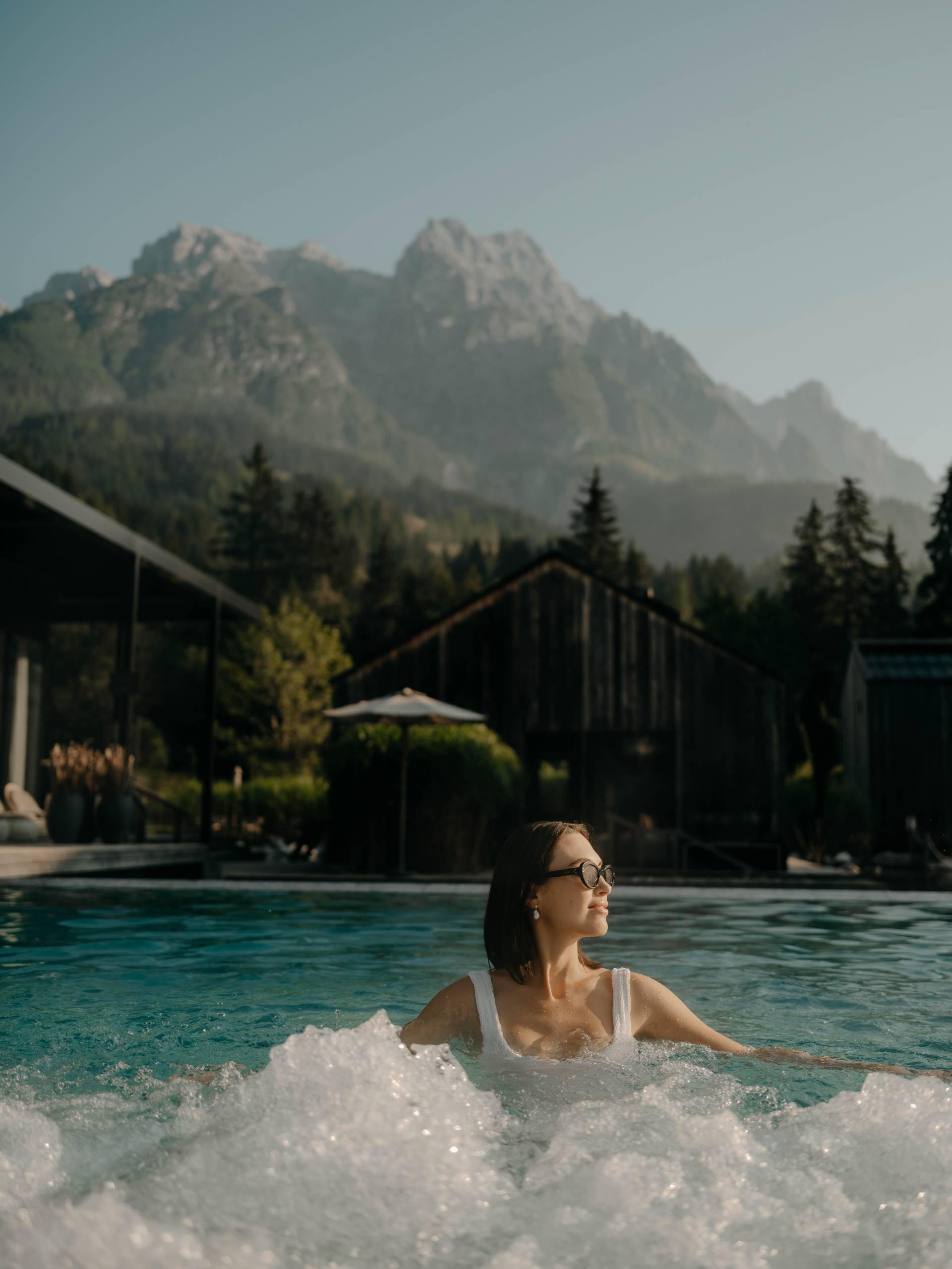 Gräser im sanften Sommerwind vor dem Seehaus des Forsthofguts.