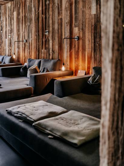 waldSPA adults only Kojen vor Holzwand
