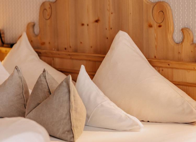 Gemütliches Boxspring Bett in der Familiensuite Glück