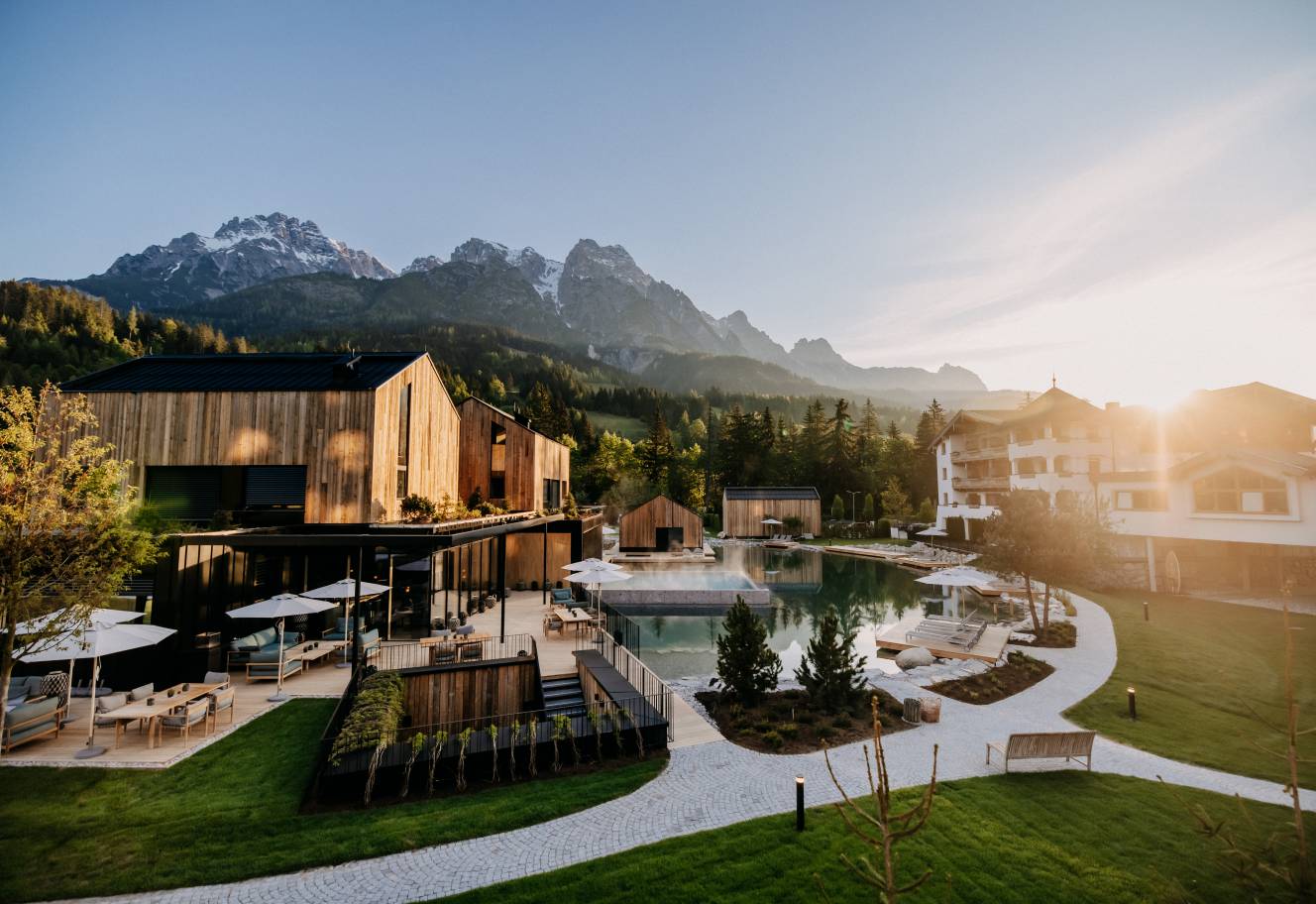 Seehaus des Naturhotel Forsthofgut mit Blick auf die Leoganger Steinberge