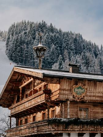 Mitarbeiterhaus des Naturhotel Forsthofgut im Winter