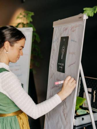 Mann hält Prospekt "Talent Journey" in den Händen