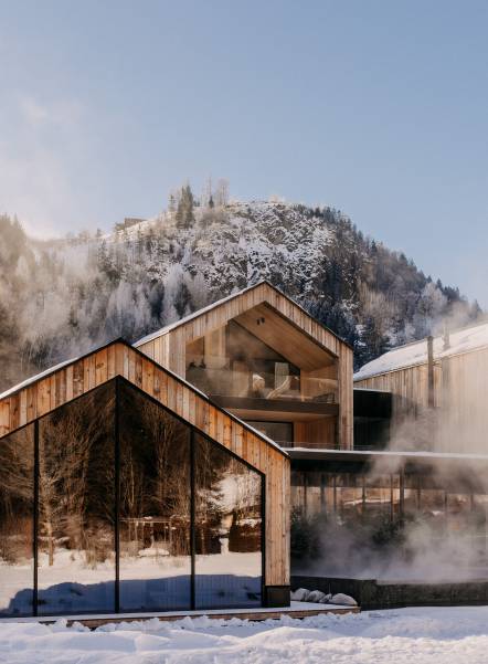 Das Seehaus mit Sauna und waldSPA im Winter im Naturhotel Forsthofgut