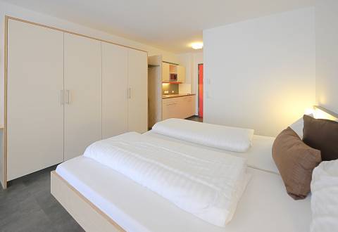 Schlafbereich mit Doppelzimmer im Mitarbeiterhaus des Naturhotel Forsthofgut